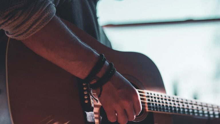 Best guitar lesson bundle for beginners: 92% off