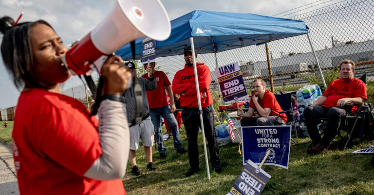 Striking Autoworkers Are Cool to Biden’s Embrace