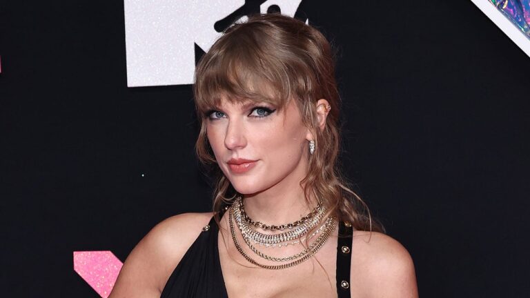 Taylor Swift Is Perfectly Bejeweled on the 2023 MTV Video Music Awards Red Carpet