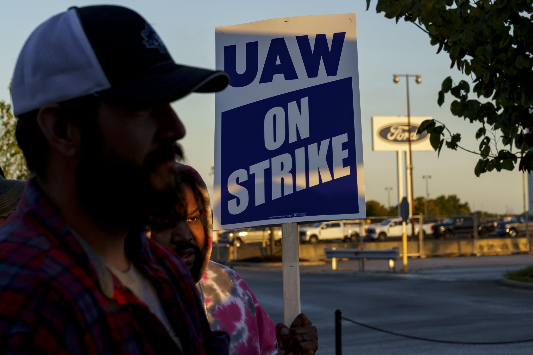 Ford reaches a tentative deal with striking autoworkers, marking a huge breakthrough in a work stoppage that’s cost the industry billions
