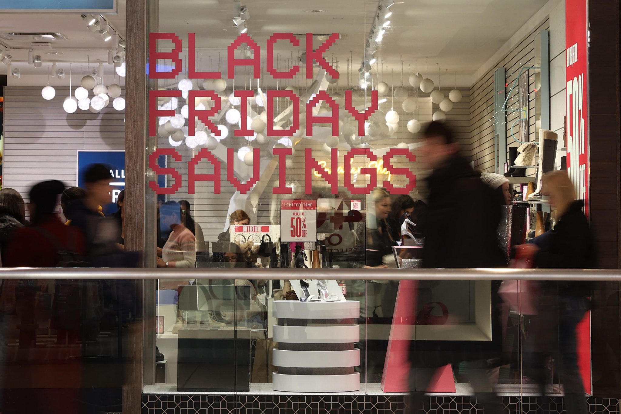 Black Friday shoppers hold out for deeper discounts