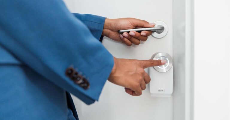 This smart lock is the first with Matter-over-Thread baked in