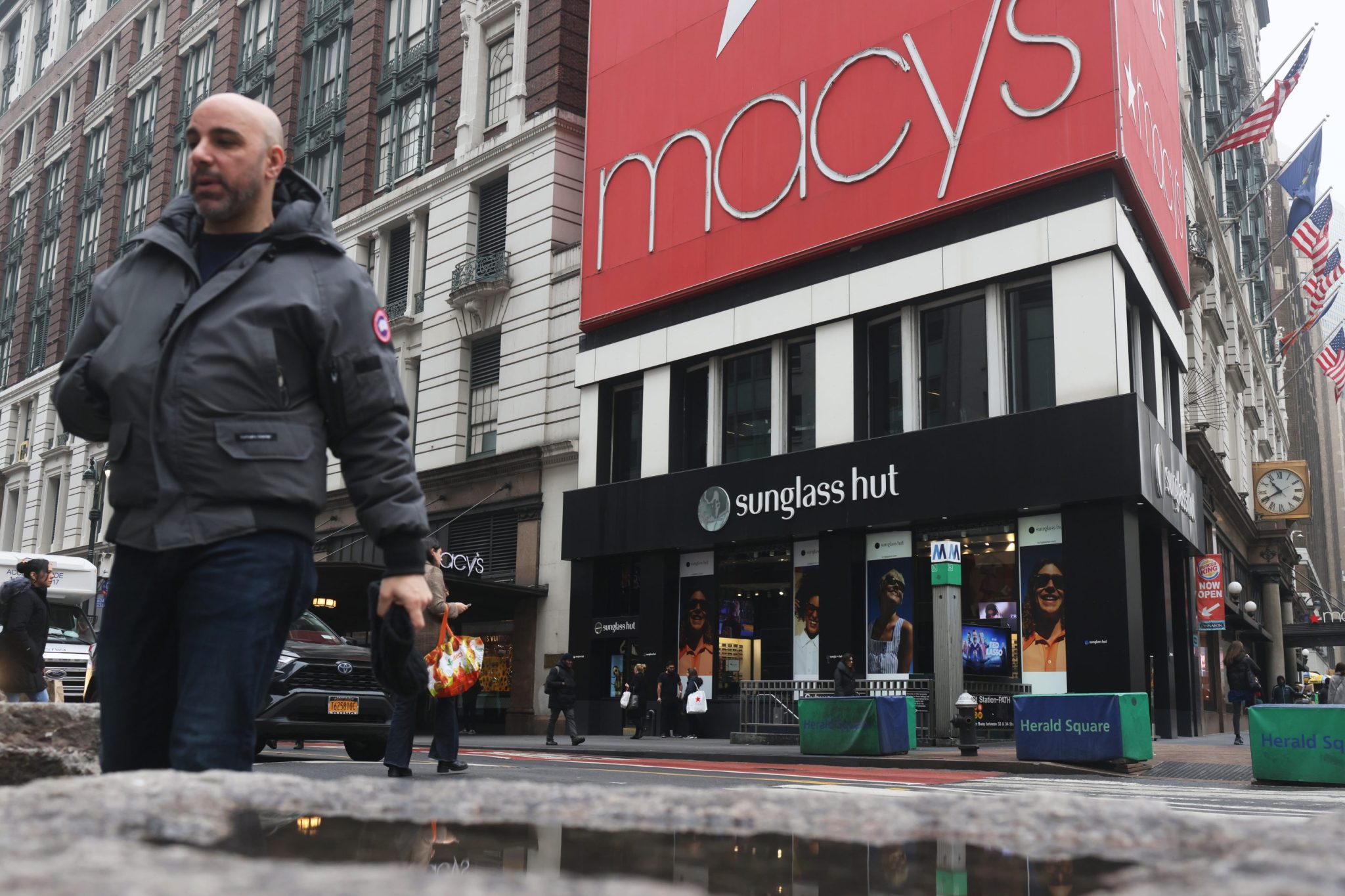 Macy’s gets $5.8 billion buyout offer from investor group