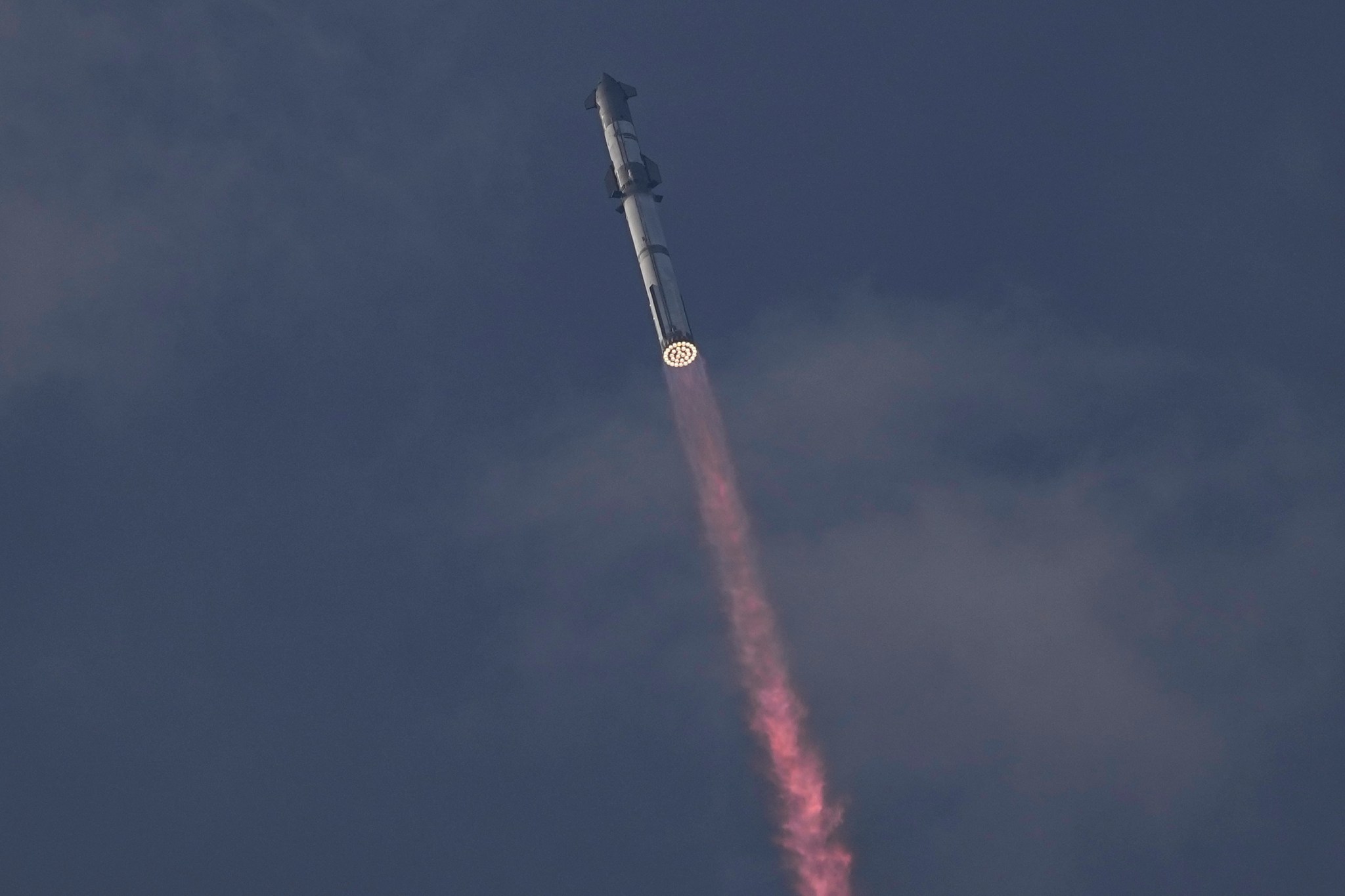 Elon Musk loses a SpaceX mega rocket descending to Earth after hourlong test flight